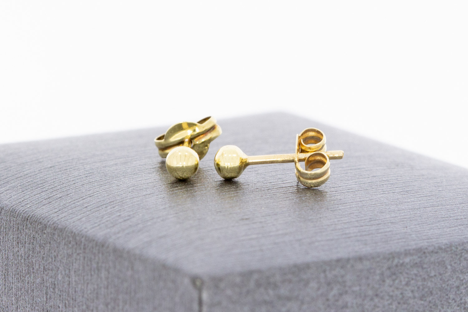 14 karaat geelgouden oorknopjes  3 mm