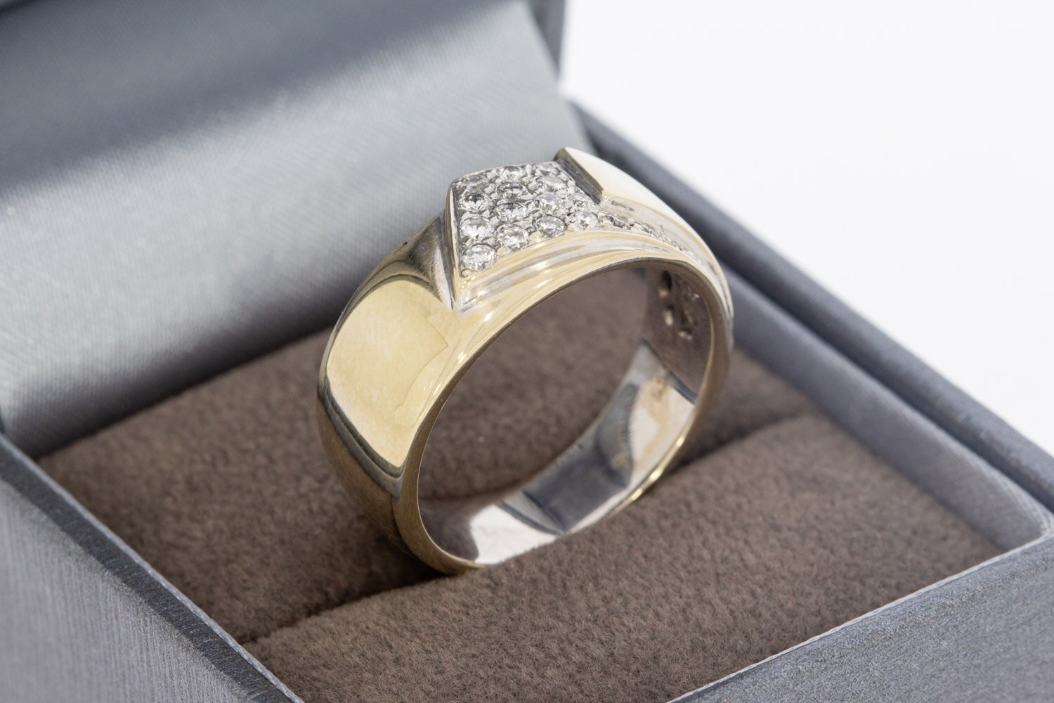 18 karaat gouden damesring met diamant  18,8 mm