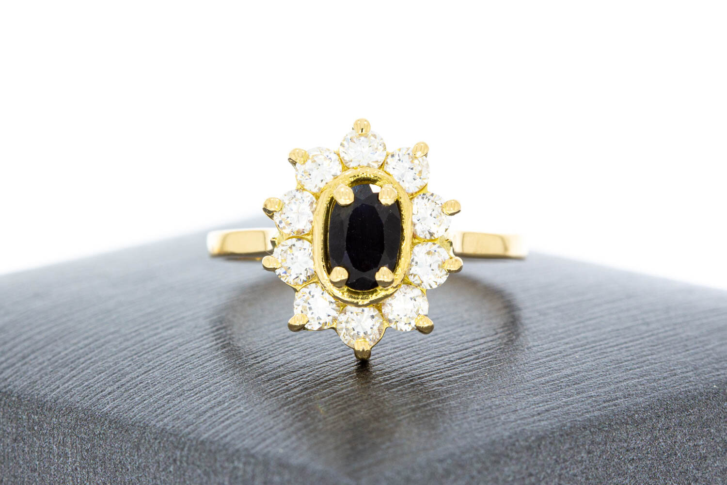 18 karaat geelgouden ring met blauwe saffier 17,7 mm