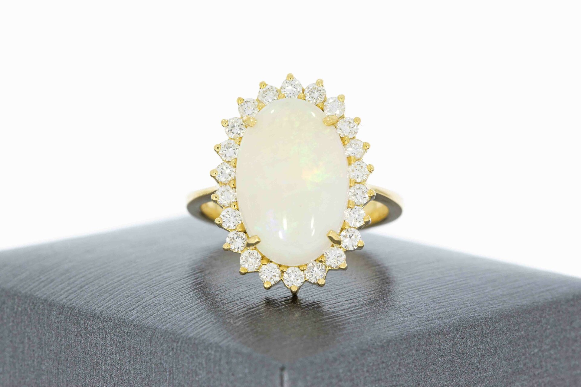 18 karaat Opaal ring met ca 1.1 ct diamant - 18 mm