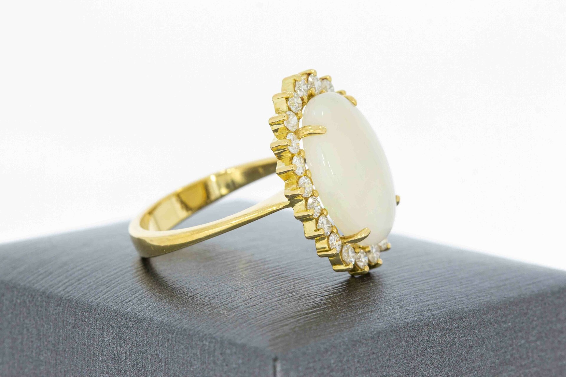 18 karaat Opaal ring met ca 1.1 ct diamant - 18 mm