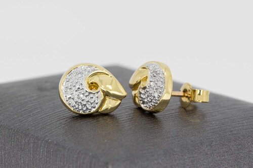 14 karaat bicolor gouden oorstekers met diamant 0,04 crt