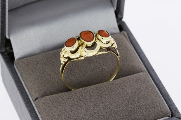 14 karaat gouden vintage ring gezet met Bloedkoraal - 18,8