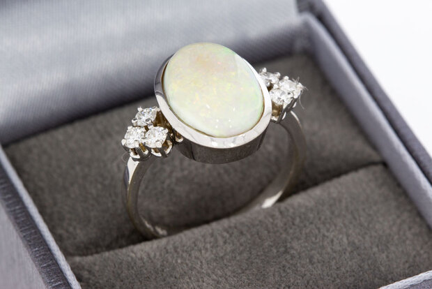 18 Karaat witgouden ring met Opaal en Diamant 0.36 crt