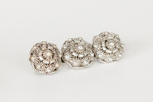 In goede staat; een vintage zilveren Zeeuws Knop Broche.
