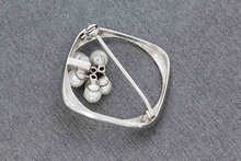 14 Karaat witgouden Broche gezet met Parels en Diamant