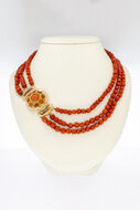 Bloedkoraal ketting 3-snoers met 14 karaat gouden slot - 48 cm