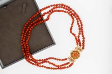 Bloedkoraal ketting 3-snoers met 14 karaat gouden slot - 48 cm