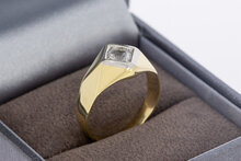 14 karaat gouden pinkring met saffier 0,70 ct  16,3 mm