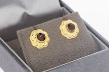 14 karaat gouden vintage oorstekers met granaat  1 cm