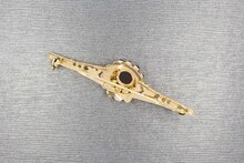 14 karaat gouden vintage broche met granaat  5,8 cm