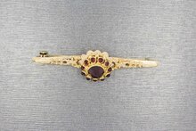 14 karaat gouden vintage broche met granaat  5,8 cm