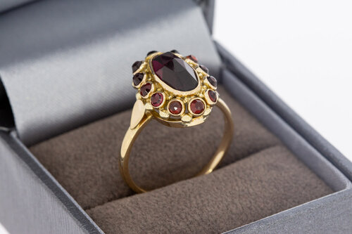 14 karaat geelgouden ring met granaat  18,6 mm
