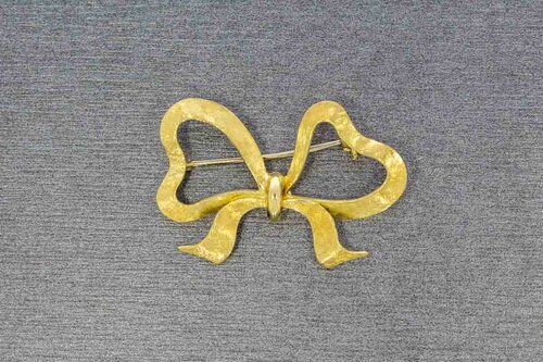 Gouden strikbroche 14 karaat gesatineerd