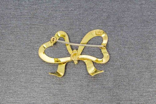 Gouden strikbroche 14 karaat gesatineerd
