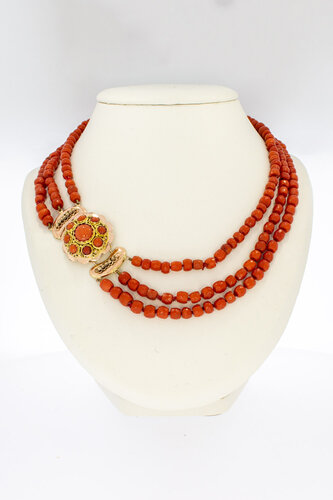 Bloedkoraal ketting 3-snoers met 14 karaat gouden slot - 48 cm