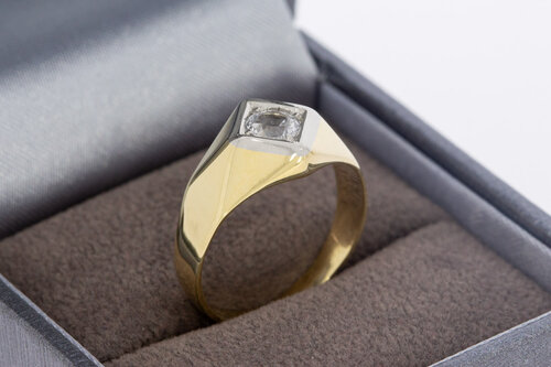 14 karaat gouden pinkring met saffier 0,70 ct  16,3 mm