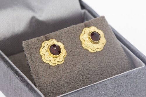 14 karaat gouden vintage oorstekers met granaat  1 cm