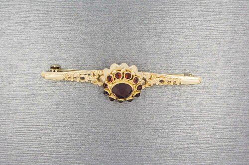 14 karaat gouden vintage broche met granaat  5,8 cm